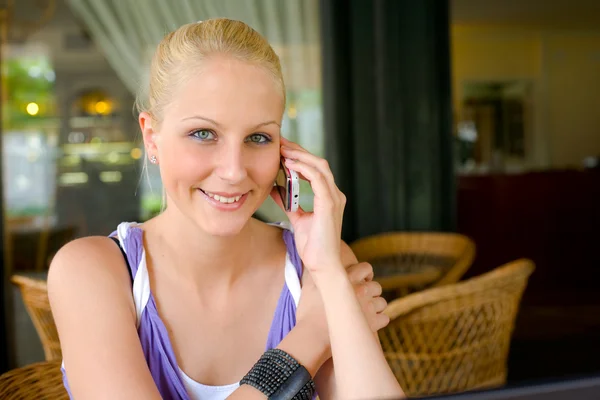 Jonge blonde gorgoeus praten over haar mobiele telefoon. — Stockfoto