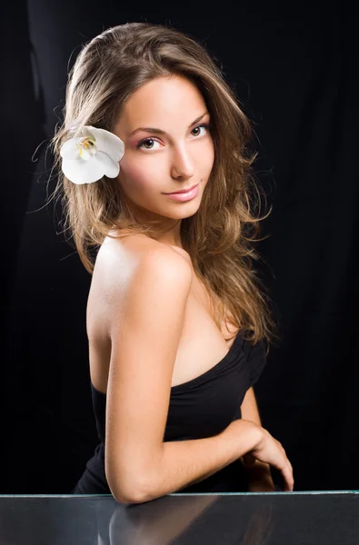 Schoonheid shot van prachtige brunette met bloem. — Stockfoto