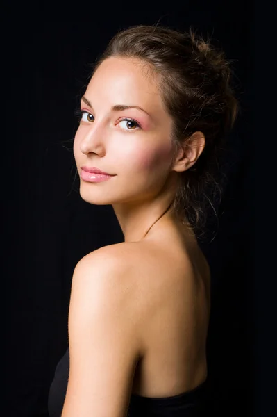 Eleganta porträtt av vacker ung brunett. — Stockfoto