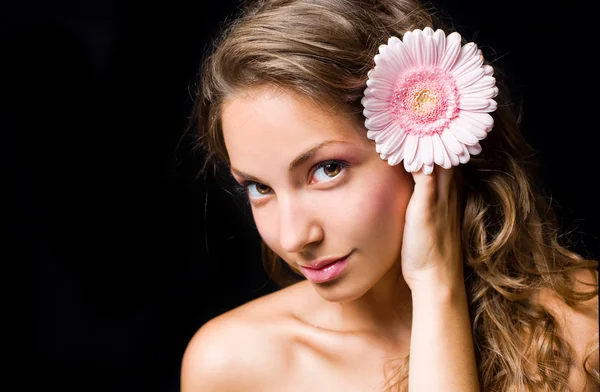 Πυροβολισμό ομορφιάς της το πανέμορφο brunette με λουλούδι. — Φωτογραφία Αρχείου