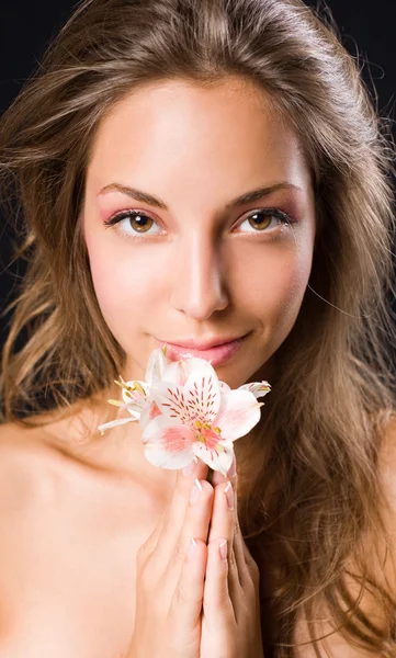 Krása brok nádherná bruneta drží květ. — Stock fotografie