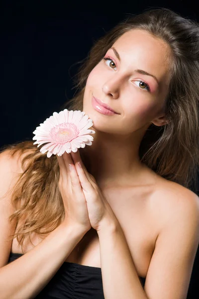 Beauty shot of gorgeous brunette holding flower. — Stock Photo, Image