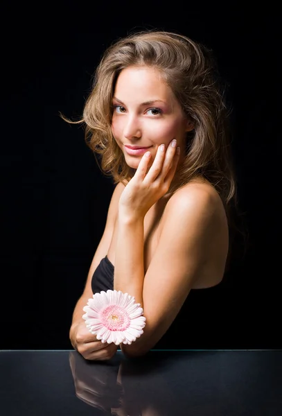 Schönheit Schuss von wunderschönen Brünette mit Blume. — Stockfoto