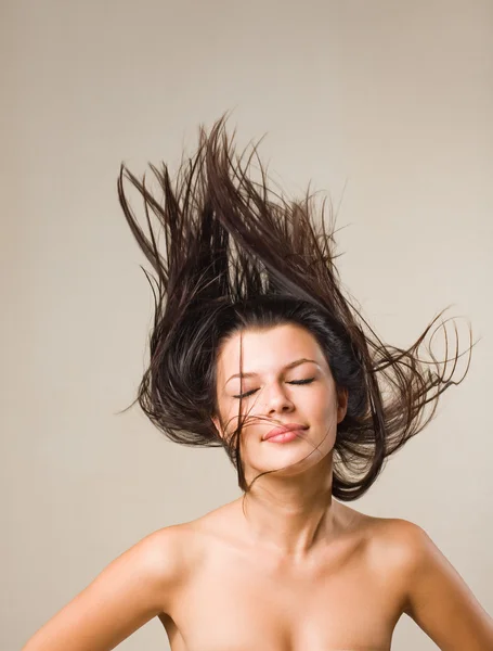 Freudig entspannte Brünette mit wallenden Haaren. — Stockfoto