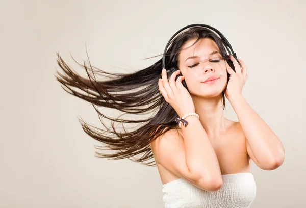 Morena inmersa en la música con auriculares . — Foto de Stock