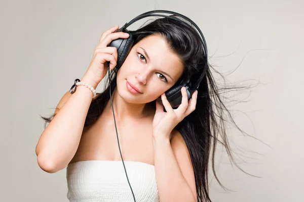 Heureuse brune détendue écoutant de la musique . — Photo