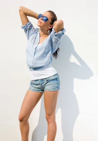 Krásná brunetka pózuje v létě slunce. — Stock fotografie