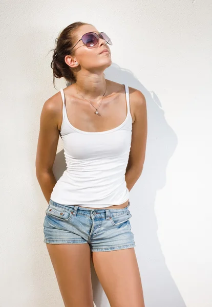 Žhavá brunetka v horké letní slunce. — Stock fotografie