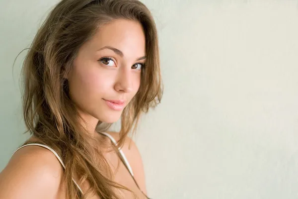 Smyslná mladá brunetka — Stock fotografie