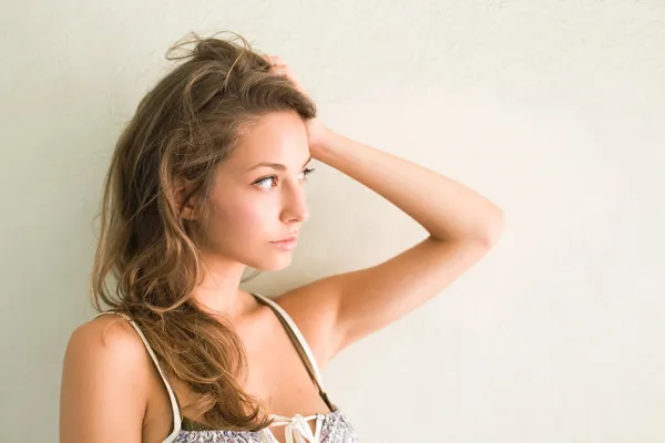 Mooie jonge brunette — Stockfoto