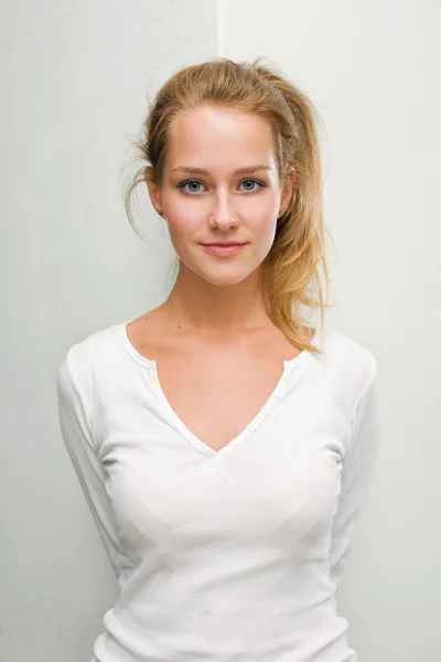 Portret van vertrouwen jonge blonde vrouw. — Stockfoto