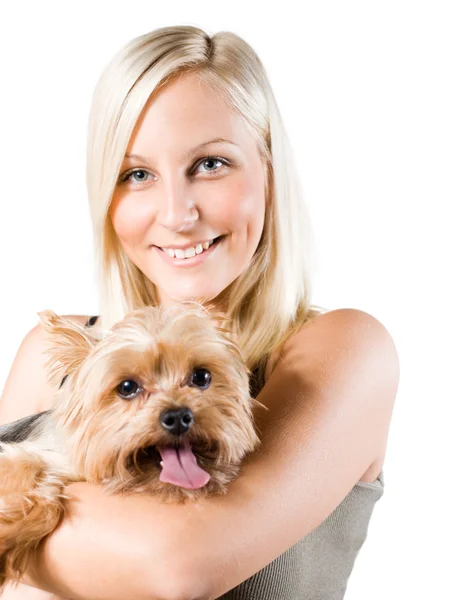 Aantrekkelijke jonge blonde vrouw en haar hond. — Stockfoto