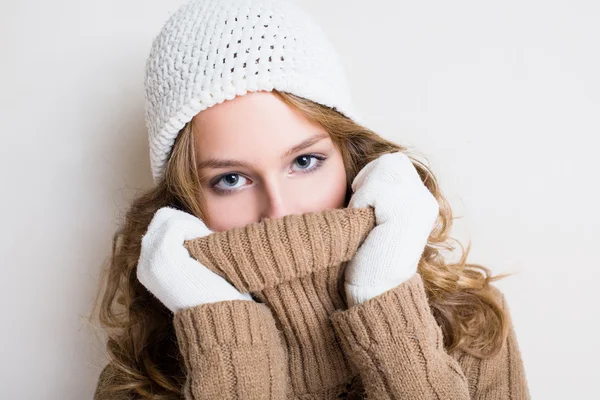 Schöne Wintermode Mädchen. — Stockfoto