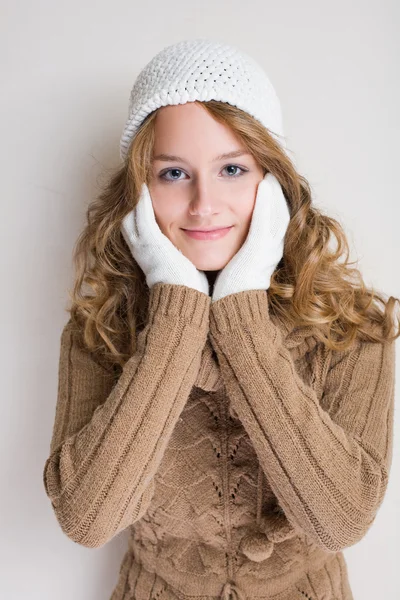 Modische junge Frau im Winteroutfit. — Stockfoto