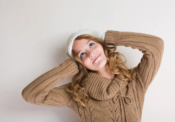 Fröhliche junge Blondine im Winteroutfit. — Stockfoto