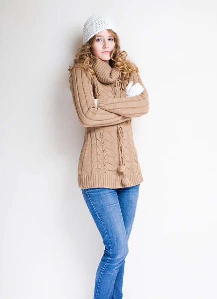 Fashionable young woman in winter outfit. — Stock Photo, Image