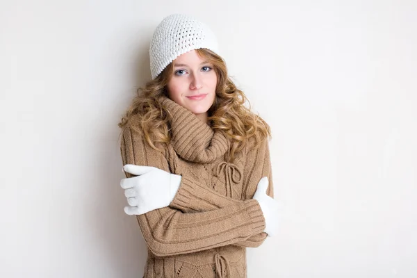 Modieuze jonge vrouw in winter outfit. — Stockfoto