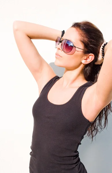 Nádherná mladá bruneta v horké letní slunce. — Stock fotografie