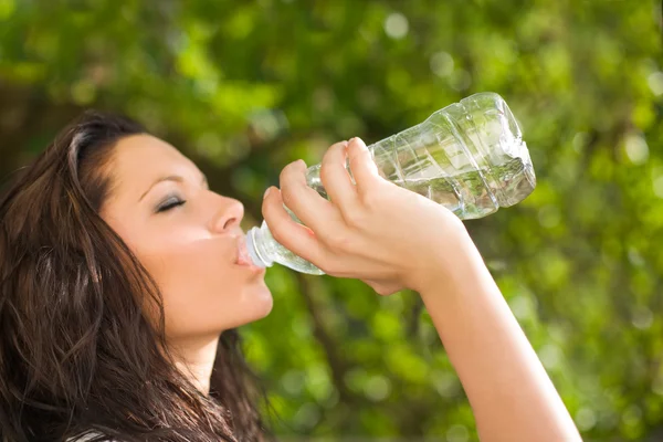Voda je nejzdravější nápoj. — Stock fotografie