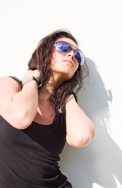 Nádherná mladá bruneta v horké letní slunce. — Stock fotografie