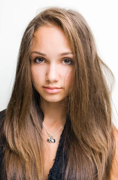 Närbild av underbara ung brunett flicka. — Stockfoto