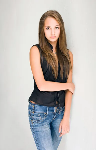 Modieuze jonge brunette model. — Stockfoto