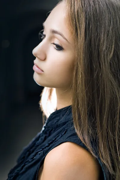 Closeup portret van prachtige jonge brunette meisje. — Stockfoto