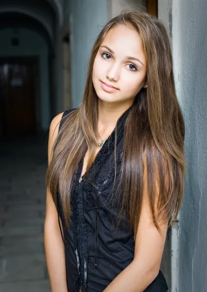 Prachtige jonge brunette model. — Stockfoto