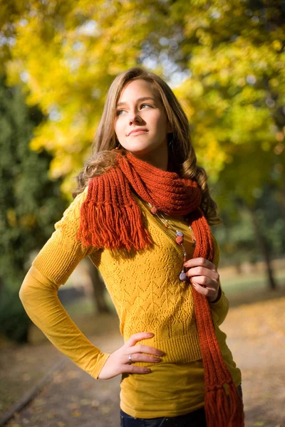 Snový podzim móda dívka v barevné oblečení. — Stock fotografie