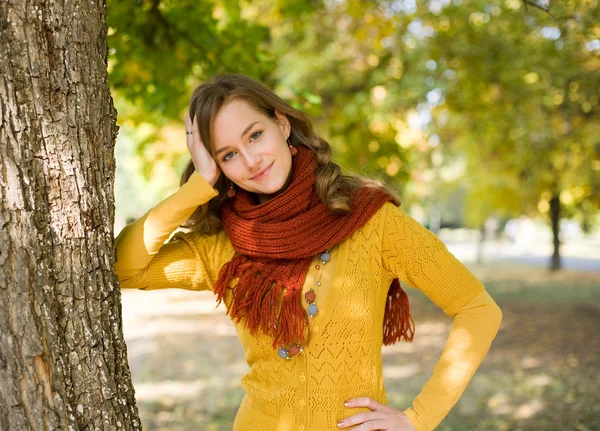 Πολύχρωμο φθινόπωρο μόδα κορίτσι στο πάρκο. — Φωτογραφία Αρχείου