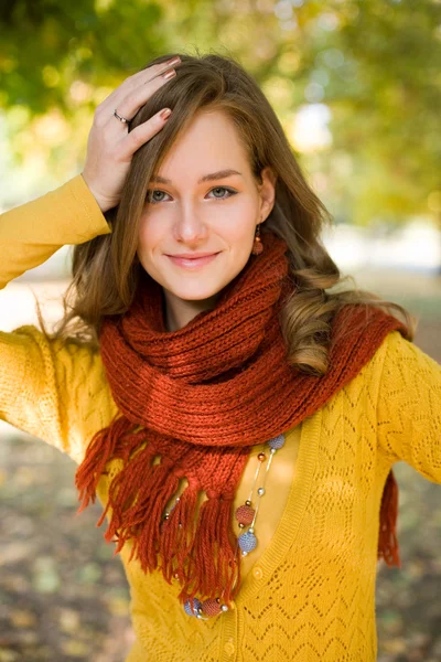 Renkli sonbahar moda kız parkta. — Stok fotoğraf