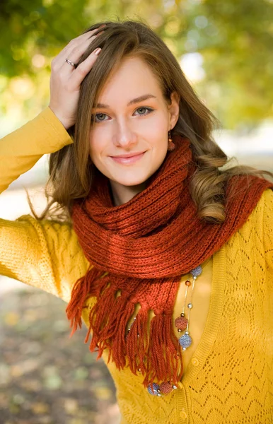 Colorida chica de moda de otoño en el parque . —  Fotos de Stock