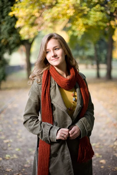 Stylish autumn fashion girl in the park. — Stock Photo, Image