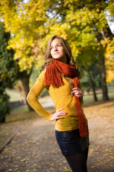 Dreamy fall fashion girl in colorful clothes. — Stock Photo, Image