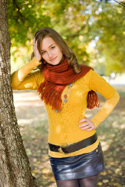 Gorgeous fall fashion girl. — Stock Photo, Image