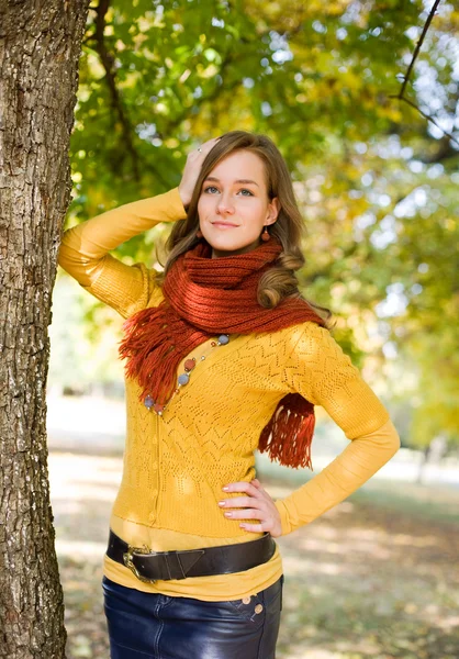 Güzel sonbahar kız moda. — Stok fotoğraf