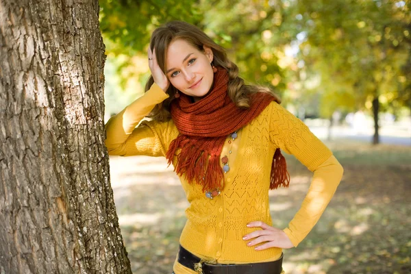 Gorgeous fall fashion girl. — Stock Photo, Image
