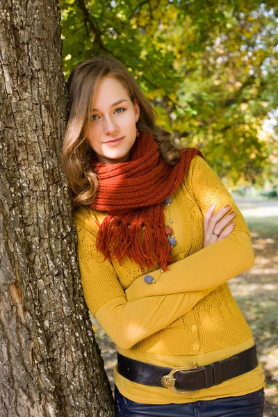 Güzel sonbahar kız moda. — Stok fotoğraf