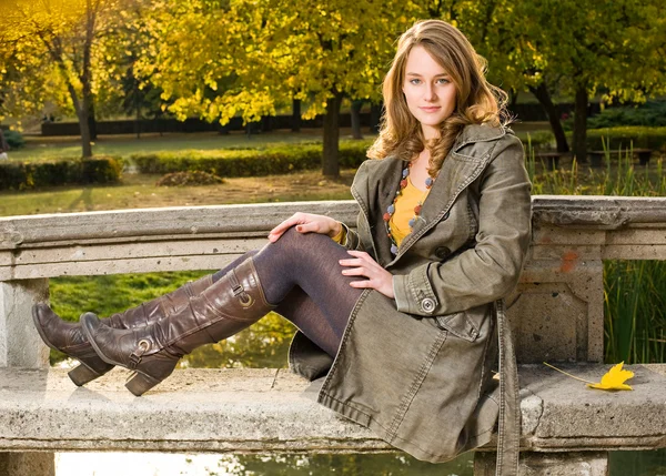 秋の公園の美しい若い女性. — ストック写真
