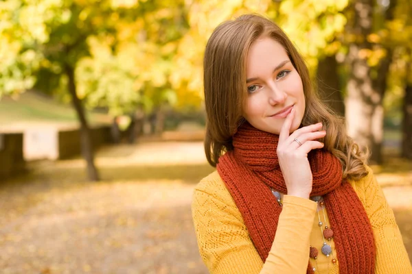 Fall fashion girl pondering. — Stock Photo, Image