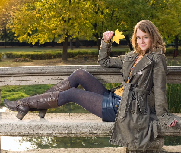 Mooie jonge vrouw in het park op val. — Stockfoto