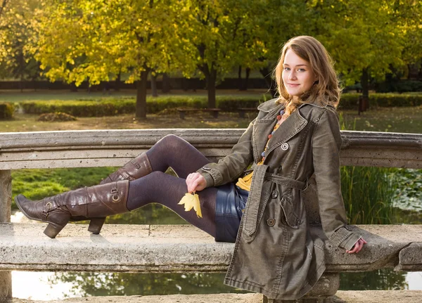 Mooie jonge vrouw in het park op val. — Stockfoto