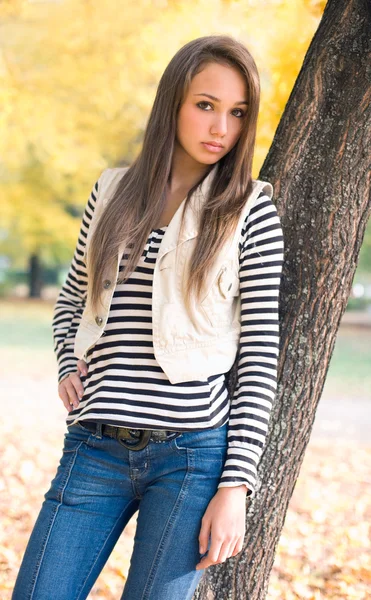 Bella giovane modella nel parco . — Foto Stock
