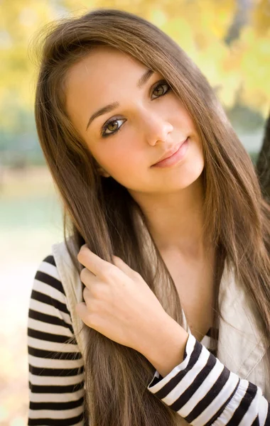Hermosa joven modelo en el parque . —  Fotos de Stock