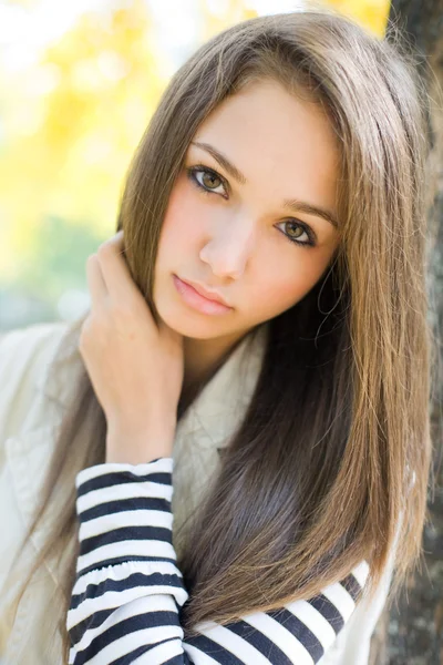 Modelo jovem bonita no parque . — Fotografia de Stock