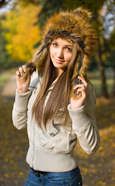 Módní mladá brunetka. — Stock fotografie