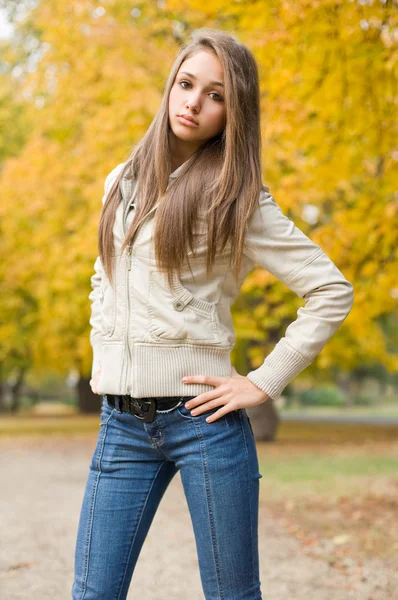 Mooie jonge model gekleed voor koud weer. — Stockfoto