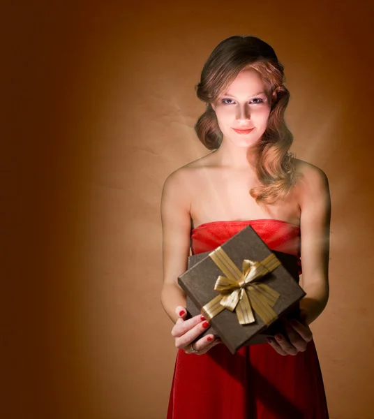 Linda loira segurando caixa de presente . — Fotografia de Stock