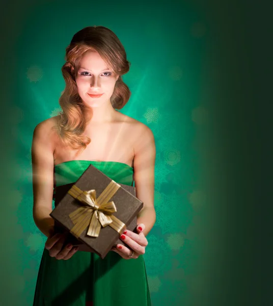 Blonde Schönheit mit Geschenk. — Stockfoto