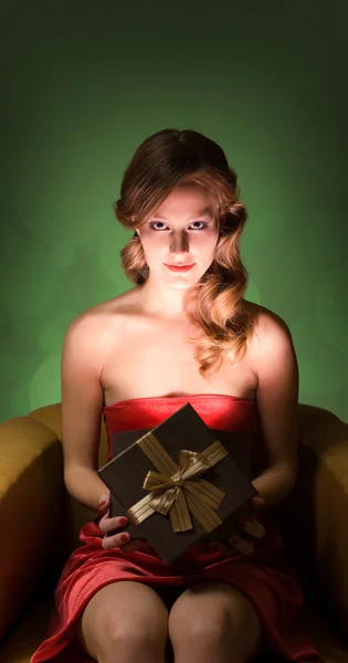 Blonde Schönheit mit Geschenk. — Stockfoto